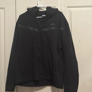 Men’s Nike tech size XL, Never worn , great condition. (talk about dif prices)